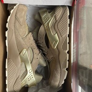 Nike huaraches gold/suede